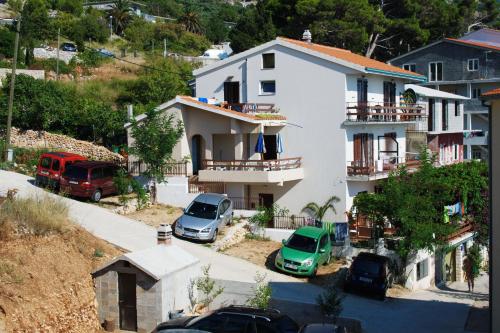 Το κτήριο όπου στεγάζεται  το διαμέρισμα