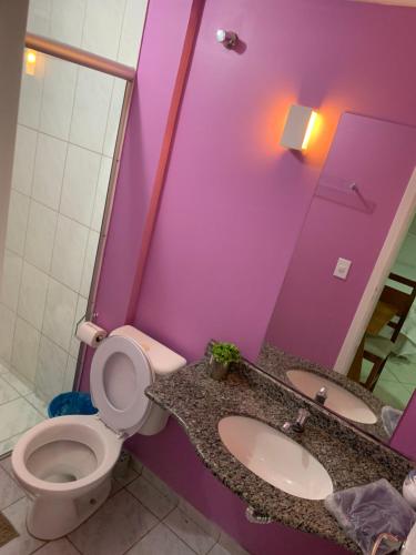 uma casa de banho roxa com um WC e um lavatório em Suíte 1015 - Thermas Place com Parque Aquático em Caldas Novas