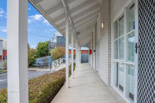 a walkway outside of a building with a porch at Mibnb Geelong CBD in Geelong