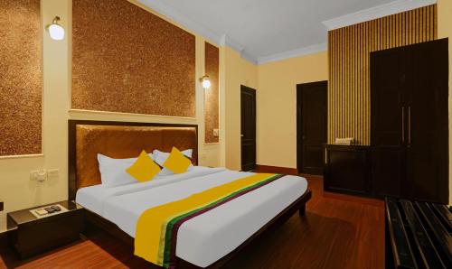 a bedroom with a large bed in a room at Itsy Hotels Connaught Mews in New Delhi