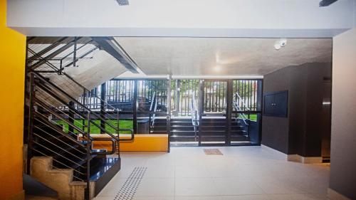 a hallway with a staircase in a building at Flat em Lagoa Nova, Mobiliado e Aconchegante in Natal