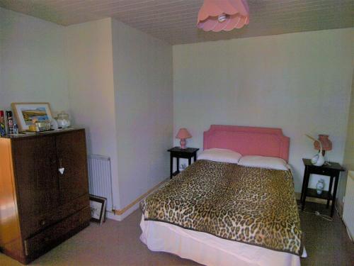 CraighouseにあるTigh Na Maraicheのベッドルーム1室(ベッド1台、ランプ付きテーブル2台付)