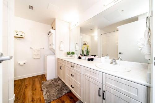 uma casa de banho branca com um lavatório e um espelho em Exotic,LUSH,Rainforest,CR,Suite,King,U/G,Wifi em Edmonton