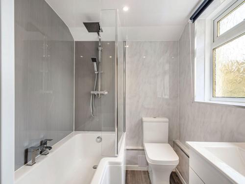 La salle de bains est pourvue d'une douche, de toilettes et d'un lavabo. dans l'établissement Amazing Cottage In Girvan With 4 Bedrooms And Wifi, à Girvan