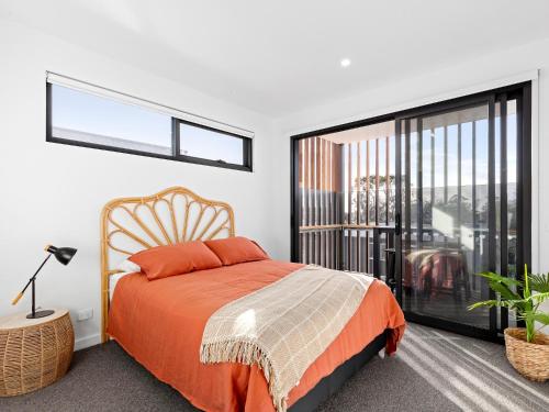 1 dormitorio con cama y ventana grande en 541 - 3 Bedroom Townhouse - Centrally Located- Free Parking - Free WIFI, en Torquay