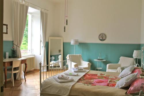 ロカルノにあるBed & Blessing / Casa Borgoのベッドルーム1室(ベッド1台、テーブル、椅子付)