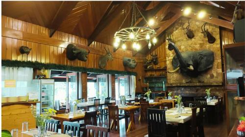 Restaurace v ubytování Log Cabin Hotel - Baguio