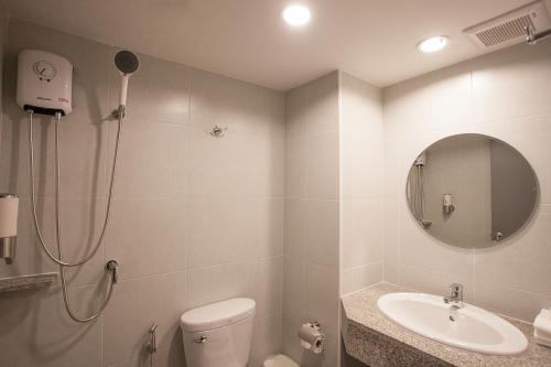 La salle de bains est pourvue d'une douche, de toilettes et d'un lavabo. dans l'établissement Recenta Style Phuket Town, à Phuket
