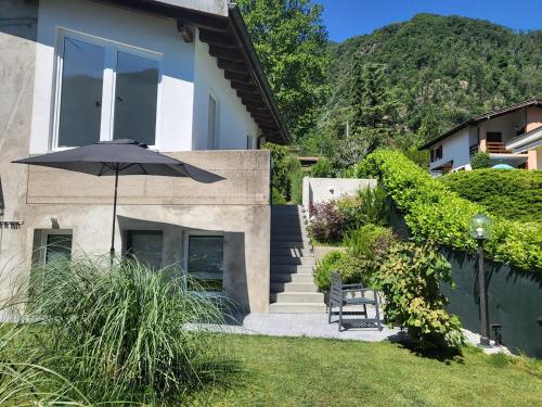 una casa con un ombrello in cortile di Al Ronchetto a Riva San Vitale