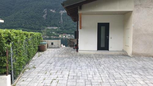 un edificio bianco con una porta nera su un patio di Al Ronchetto a Riva San Vitale