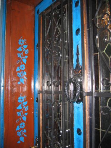 a door in a room with blue and orange walls at Chateaux Constantin Agistro in Ángistron