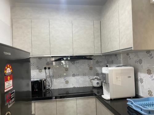 Una cocina o zona de cocina en The View Feringghi Executive Apartment