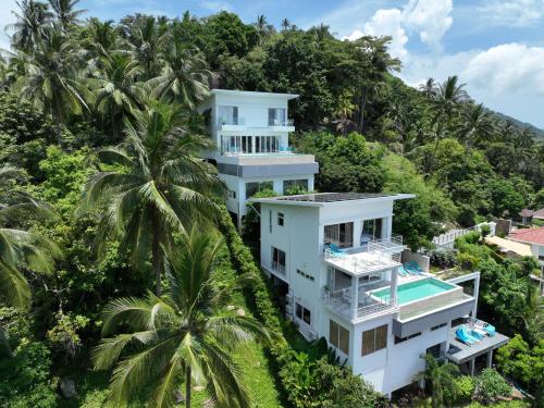una vista aérea de una casa en una colina con palmeras en Villa Melo, en Chaweng Noi Beach