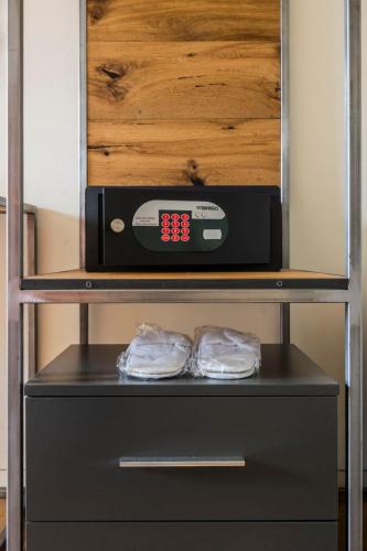 MaianoにあるBihotelの棚上時計