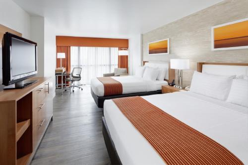 En eller flere senge i et værelse på Holiday Inn San Antonio-Riverwalk, an IHG Hotel