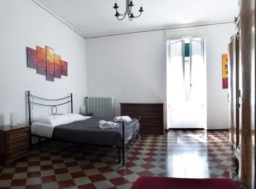 um quarto com uma cama e um piso em xadrez em Casa Paradise em Castro