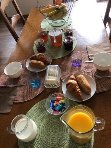 ein Holztisch mit Tellern voller Essen darauf in der Unterkunft Chambres d’hôtes Arremounon in Lamothe