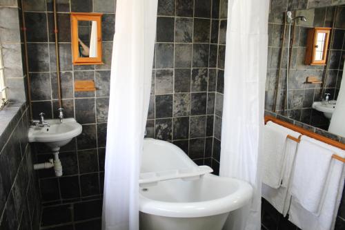 uma casa de banho com um WC e um lavatório em Self-Catered Apartment With Pool em Krugersdorp