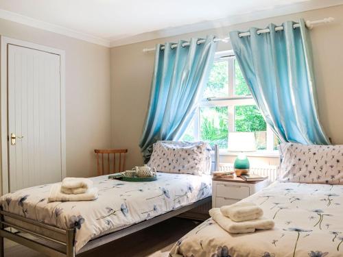 Кровать или кровати в номере Corrennie School Cottage