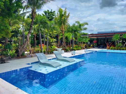 Ban Nong Chaeng的住宿－Sunset resorts and bar，游泳池旁设有2把躺椅