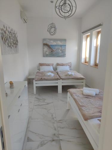 Ένα ή περισσότερα κρεβάτια σε δωμάτιο στο Apartment M&M Portorož