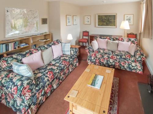 ein Wohnzimmer mit 2 Sofas und einem Couchtisch in der Unterkunft Uk35716 - North Cottage in Teviothead
