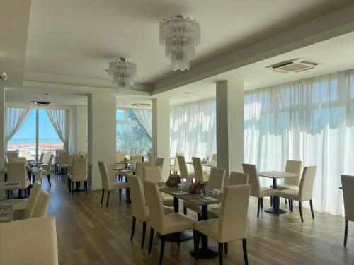 Un restaurante o sitio para comer en Hotel Aristeo