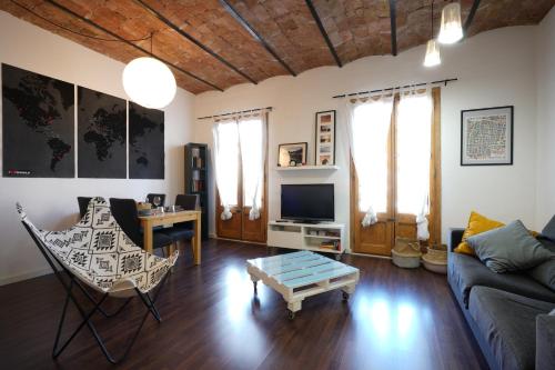 a living room with a couch and a table at AMAZING APARTMENT IN GRACIA in Barcelona
