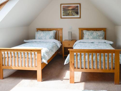 two twin beds in a room with a attic at Westlin in Penpont