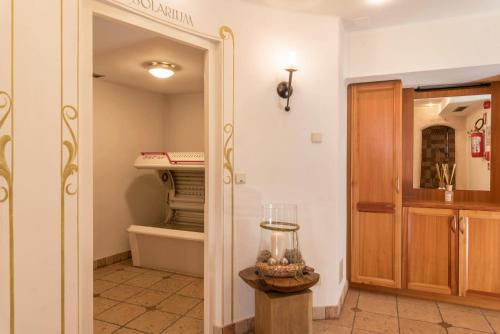 a hallway with a door leading to a closet at Residence Diana Apartment 302 in Terento