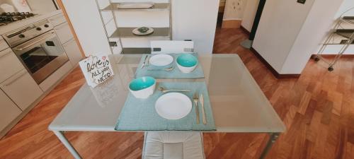 uma mesa numa cozinha com duas casas de banho em crociali em Bolonha
