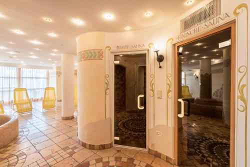 um lobby de um hotel com uma porta aberta em Residence Diana Apartment 202 em Terento