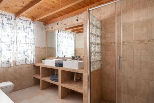 y baño con 2 lavabos y ducha. en Casa Bahía de Alcudia en Port d'Alcudia