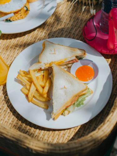 un piatto di cibo con panino e patatine fritte di Alam Bidadari Seminyak a Seminyak