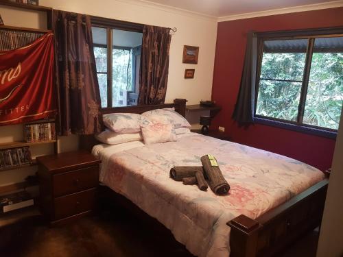 Un pat sau paturi într-o cameră la Rustic Retreat