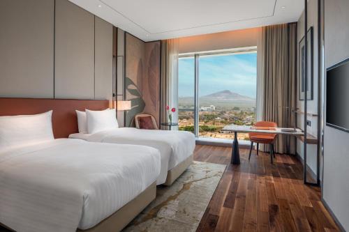 Postel nebo postele na pokoji v ubytování Radisson Blu Hotel & Spa, Nashik
