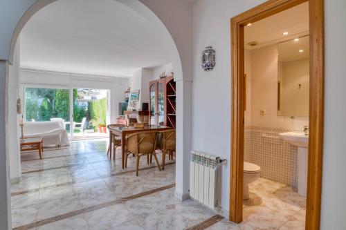 Et badeværelse på Plaça de la Sardana Casa acollidora per 8 persones a 5 minuts de la Platja Gran i del centre de Platja d'Aro