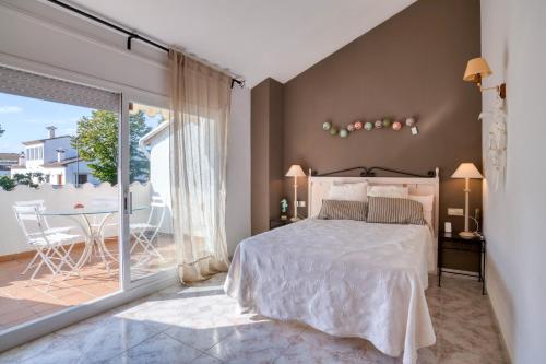 En eller flere senge i et værelse på Plaça de la Sardana Casa acollidora per 8 persones a 5 minuts de la Platja Gran i del centre de Platja d'Aro