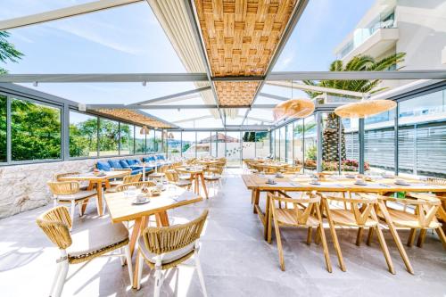 Restauracja lub miejsce do jedzenia w obiekcie Hidden Cove Corfu
