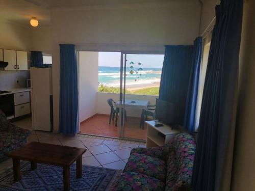 ein Wohnzimmer mit Meerblick in der Unterkunft Rosscarbery 7 in Margate