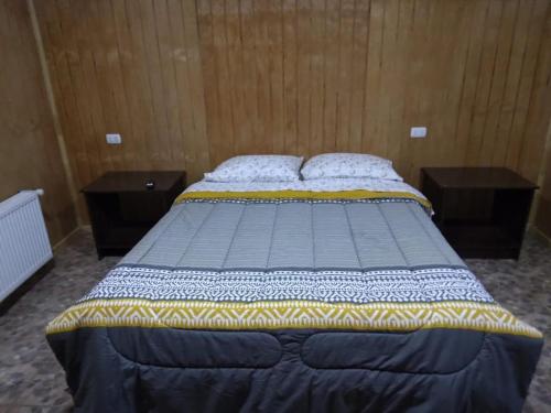 ein Bett in einem Zimmer mit zwei nächtlichen Standiatesiatesiatesiatesiatesiatesiaten in der Unterkunft Loft 644 in Porvenir