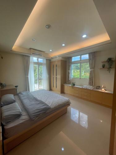 - une chambre avec un grand lit et une fenêtre dans l'établissement Shinchen 88 Villa, à Dongshi