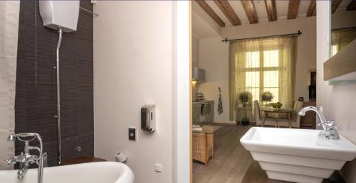 y baño con lavabo y bañera. en Spacious Studio Apartment in the heart of Old Town en Tallin