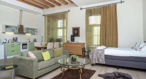 Habitación con cama, sofá y mesa. en Spacious Studio Apartment in the heart of Old Town en Tallin