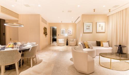 un soggiorno con divano e tavolo di Maison Privee - Luxury Sea View Apt in FIVE Resort on The Palm a Dubai