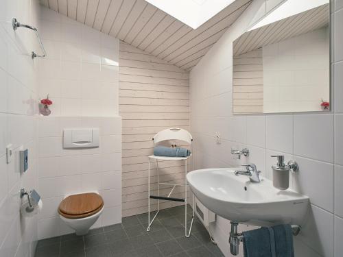 La salle de bains est pourvue d'un lavabo et de toilettes. dans l'établissement Osteria Grütli con alloggio, à Borgnone