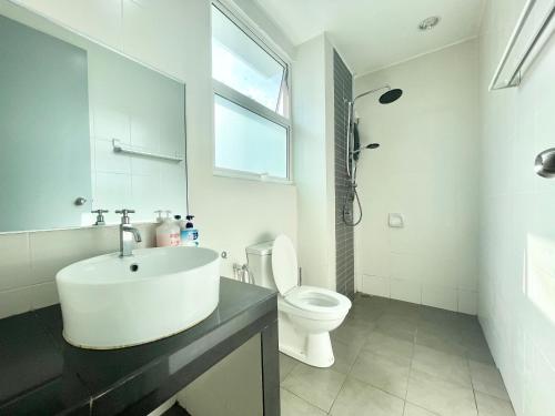 Ένα μπάνιο στο Spacious 6BR Villa with Seaview by Zervin