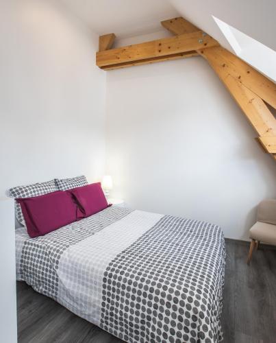 une chambre avec un lit avec une couette noire et blanche dans l'établissement Maison Planté a5, à Argelès-Gazost