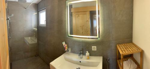 アンゼールにあるChalet Clématitesのバスルーム(洗面台、鏡付)
