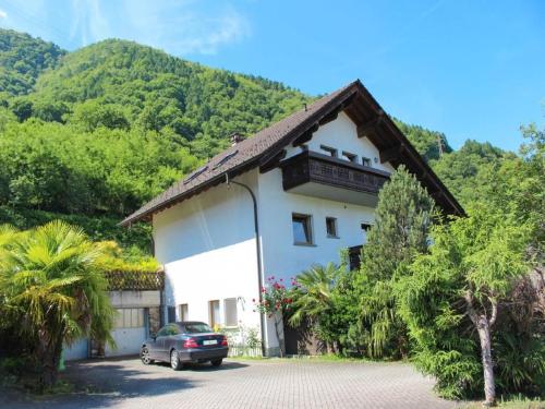 a house with a car parked in front of it at Carlo B Garten Ferienwohnung EG in Piantedo